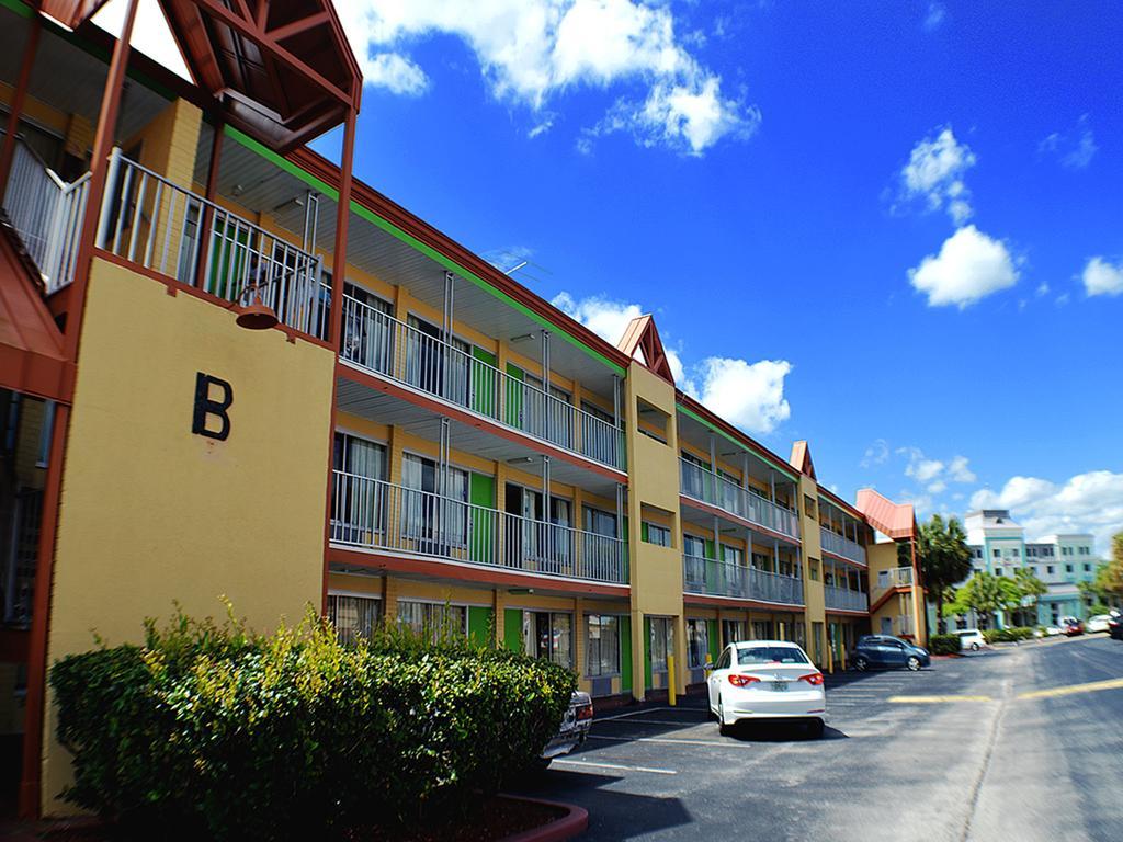 Roomba Inn & Suites At Old Town Kissimmee Exterior photo