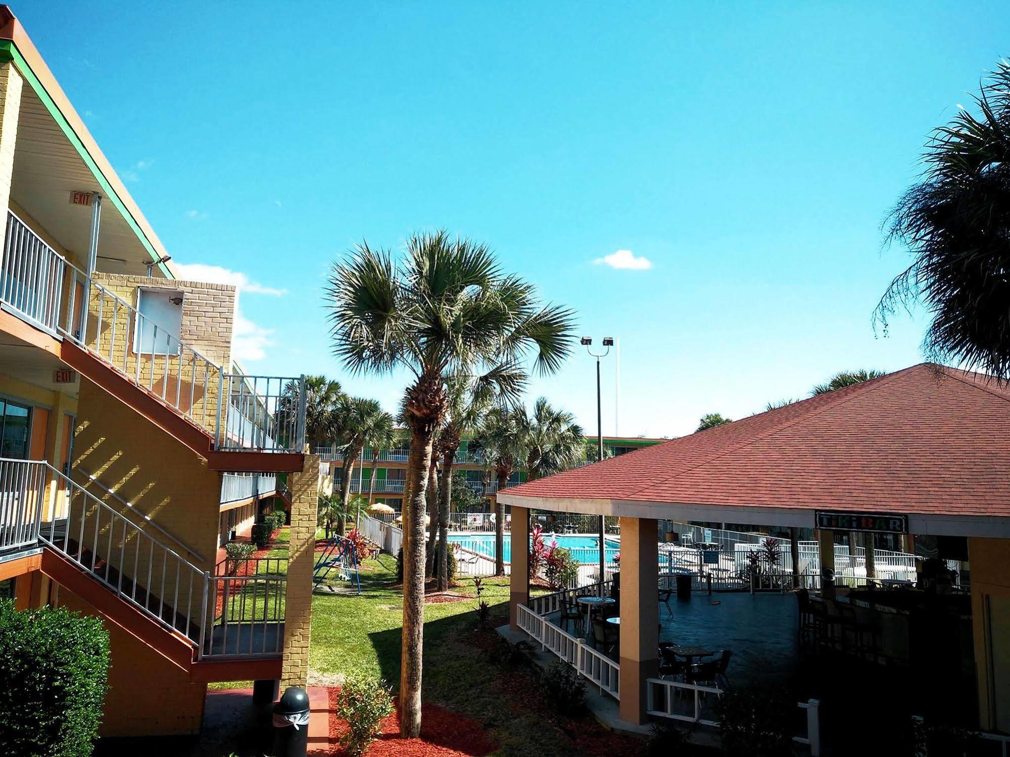 Roomba Inn & Suites At Old Town Kissimmee Exterior photo