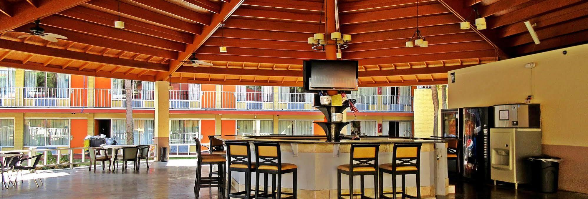 Roomba Inn & Suites At Old Town Kissimmee Exterior photo